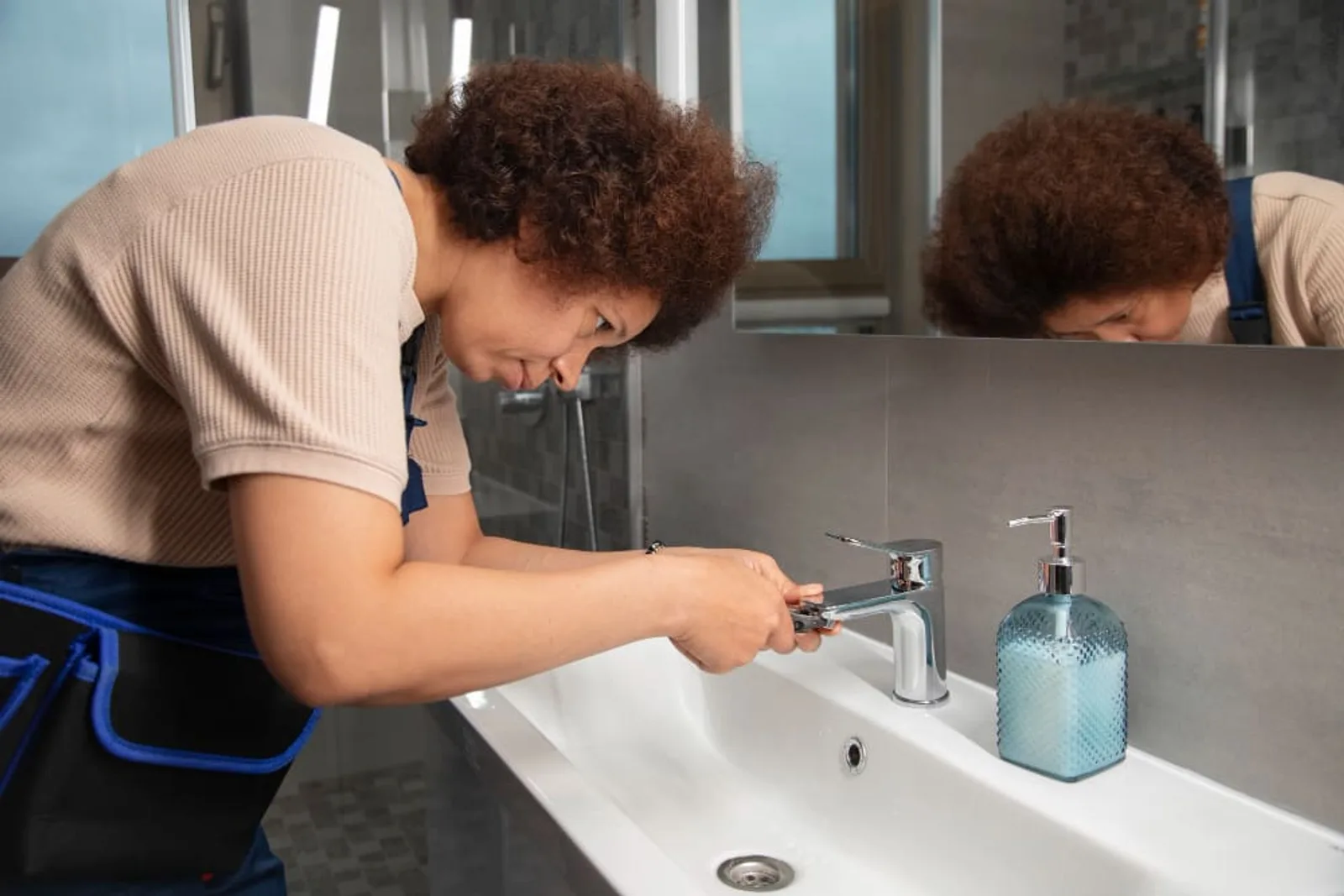 Lavamanos de baño con el agua drenando lentamente por una obstrucción