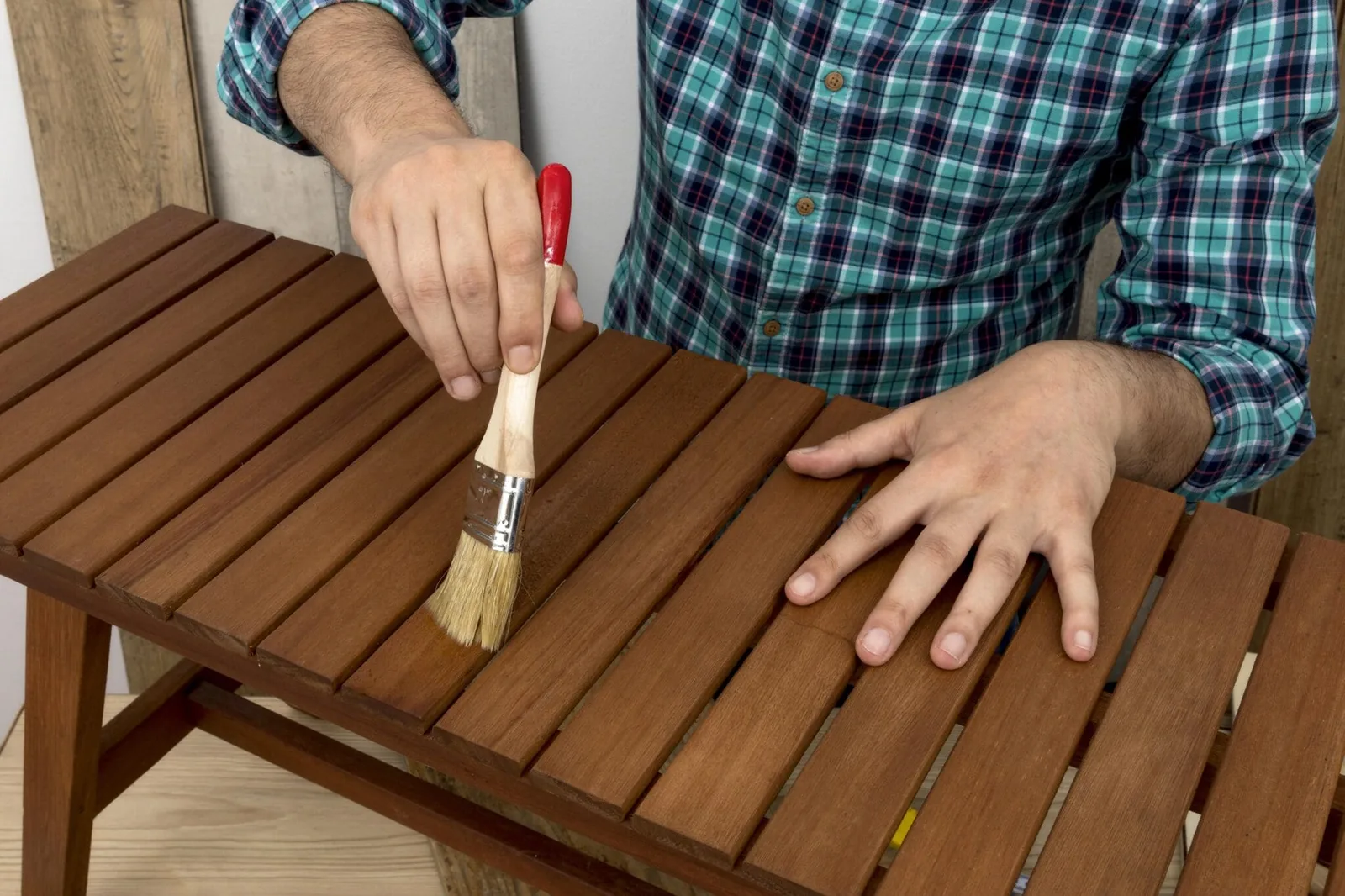 Reparación de rayones en un mueble de madera barnizada