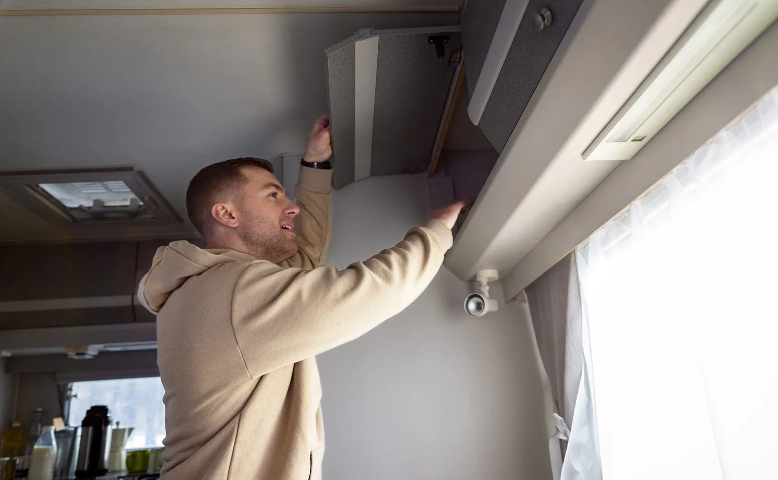 Aire acondicionado mini split instalado en una pared del hogar