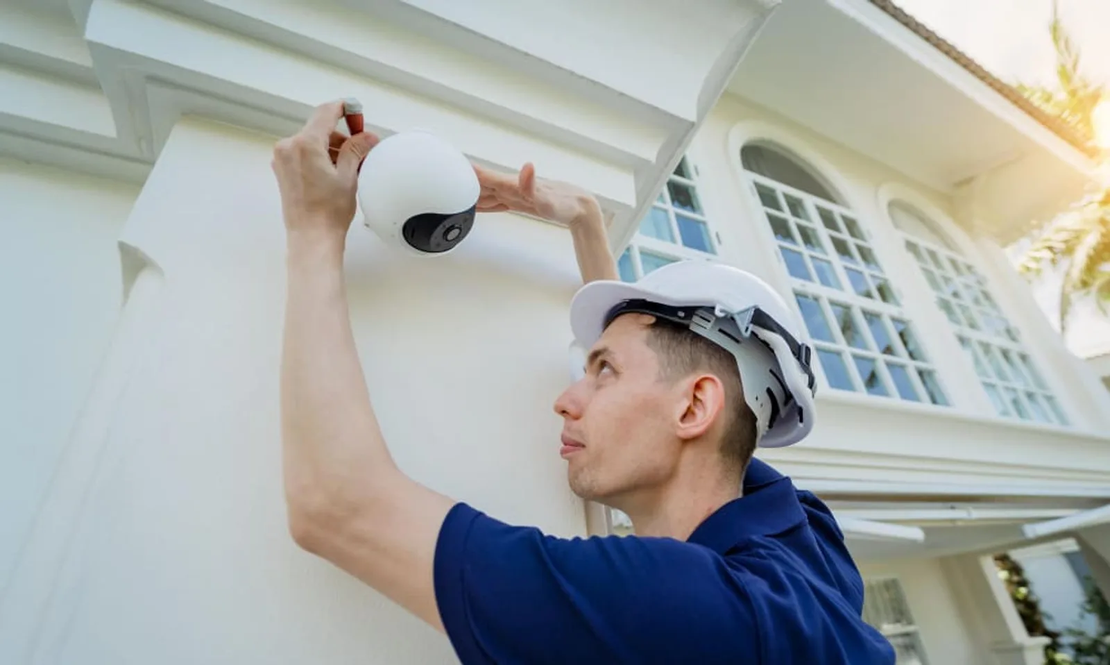 Cámara de seguridad instalada en la fachada de una casa