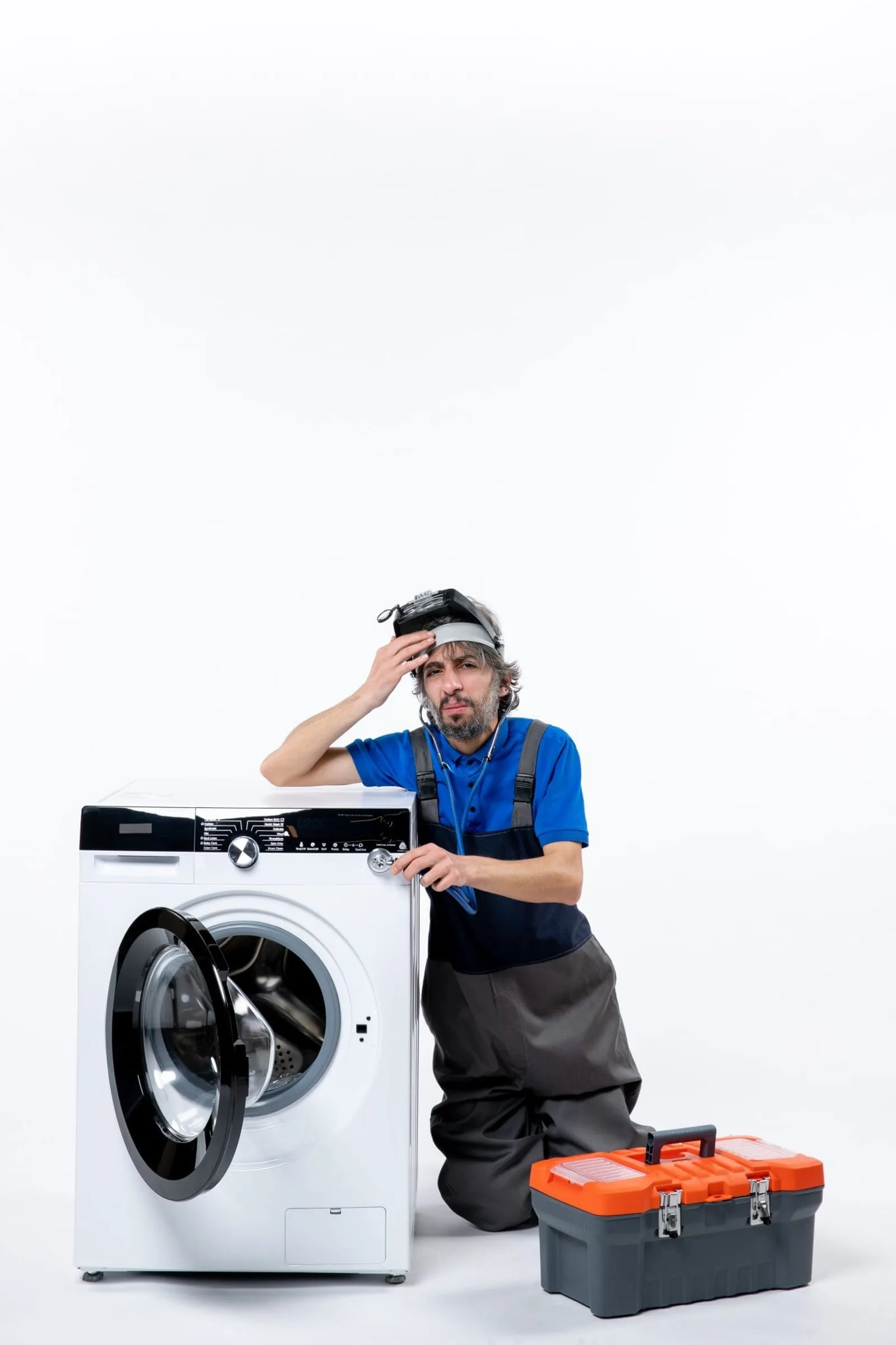 Técnico realizando mantenimiento a una lavadora en el hogar