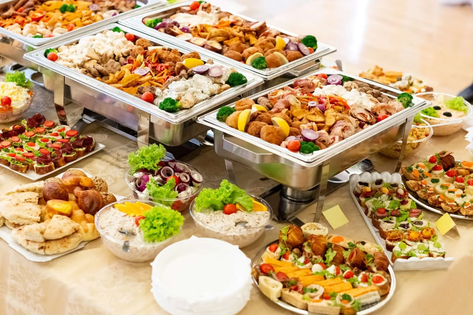 Mesa de buffet montada por un servicio de catering para un evento social