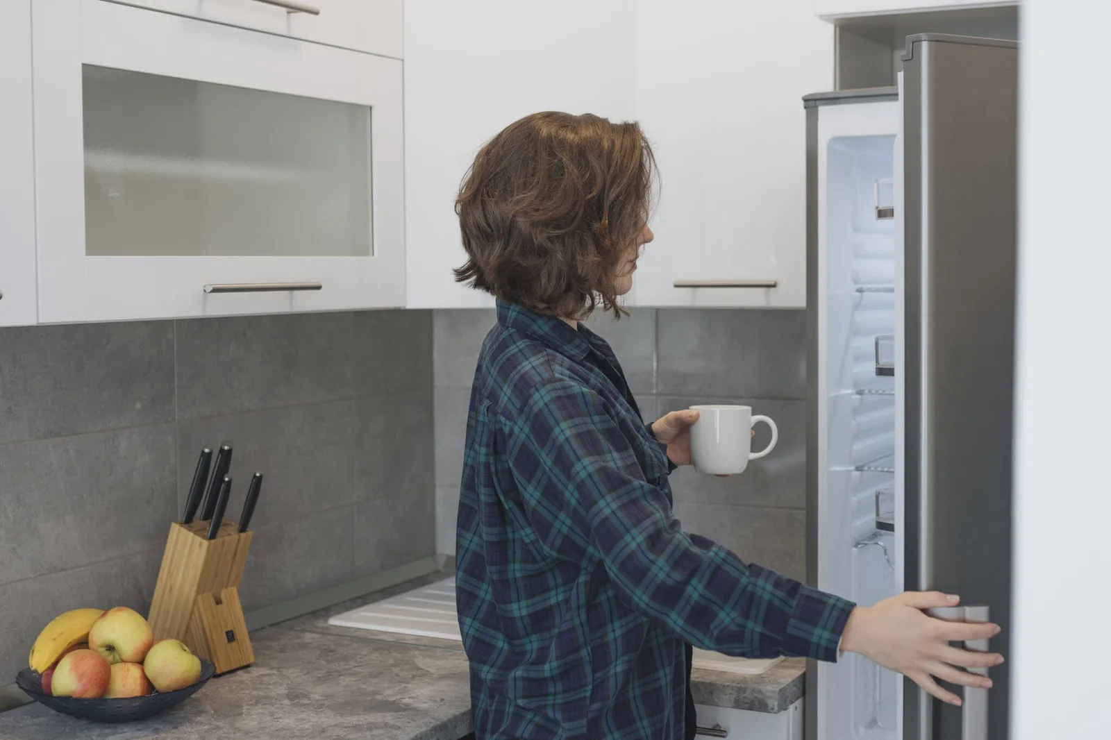 Nevera moderna en una cocina con revisión de ruidos y mantenimiento