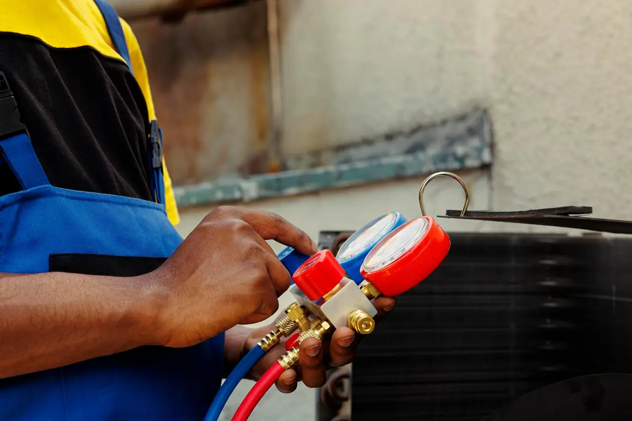 Manómetros midiendo la presión del gas refrigerante de un aire acondicionado en Barranquilla