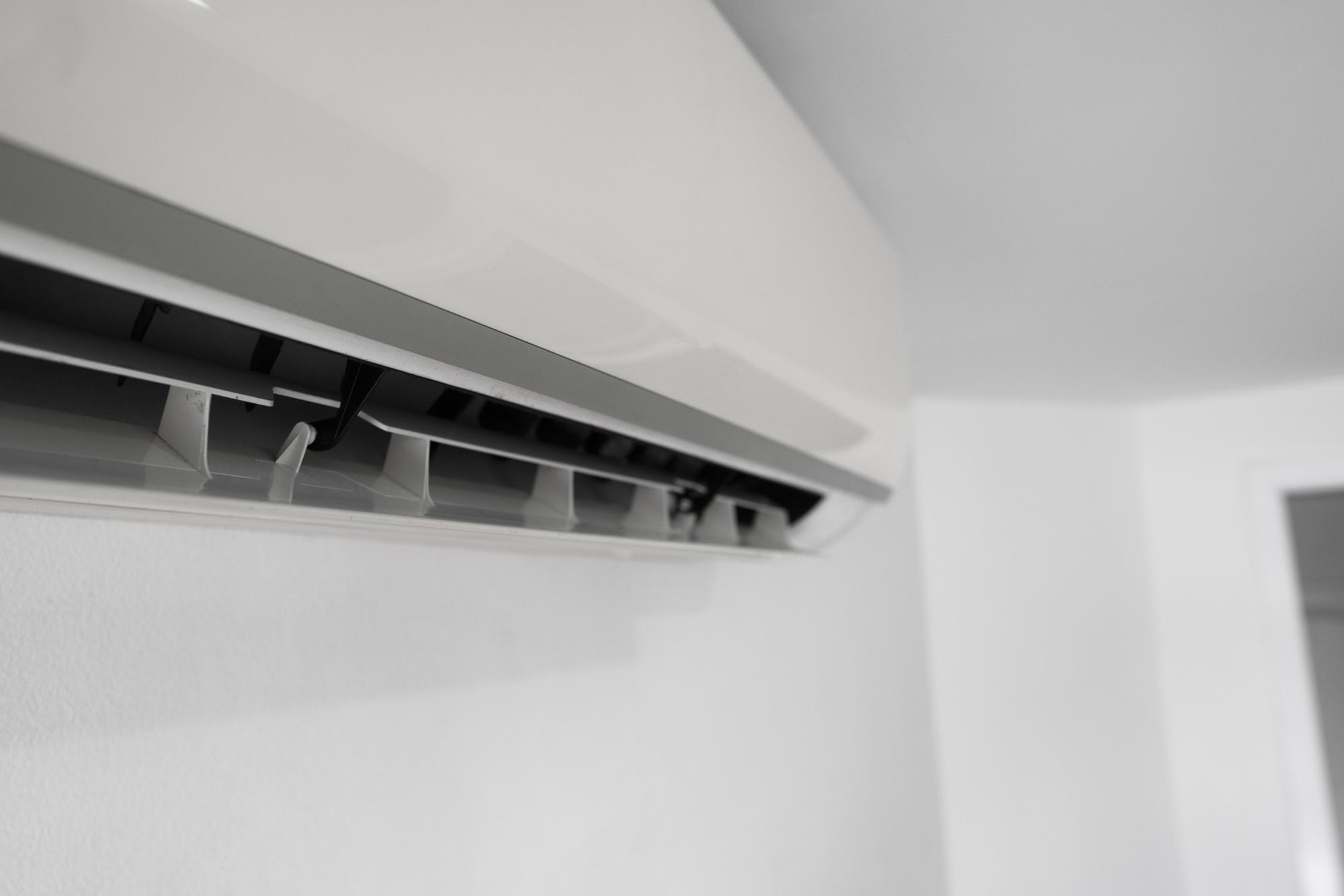 Unidad interna de aire acondicionado montada en la pared de una sala