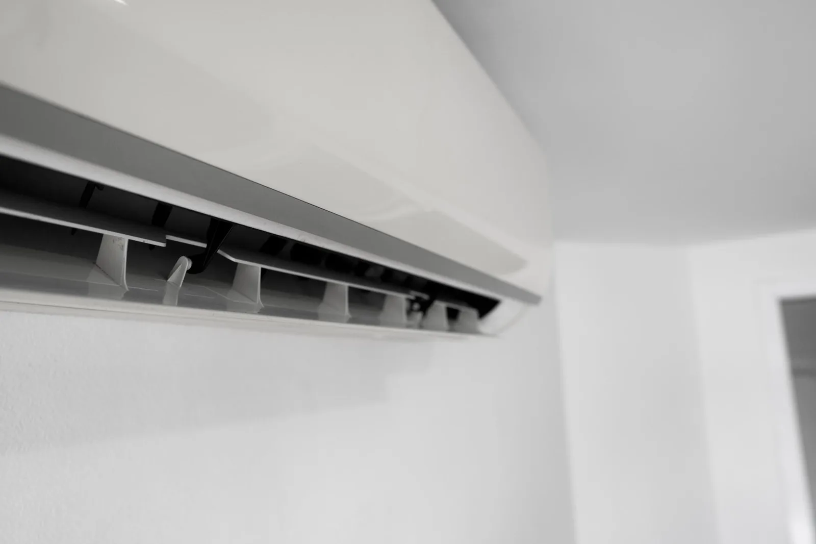 Unidad interna de aire acondicionado montada en la pared de una sala