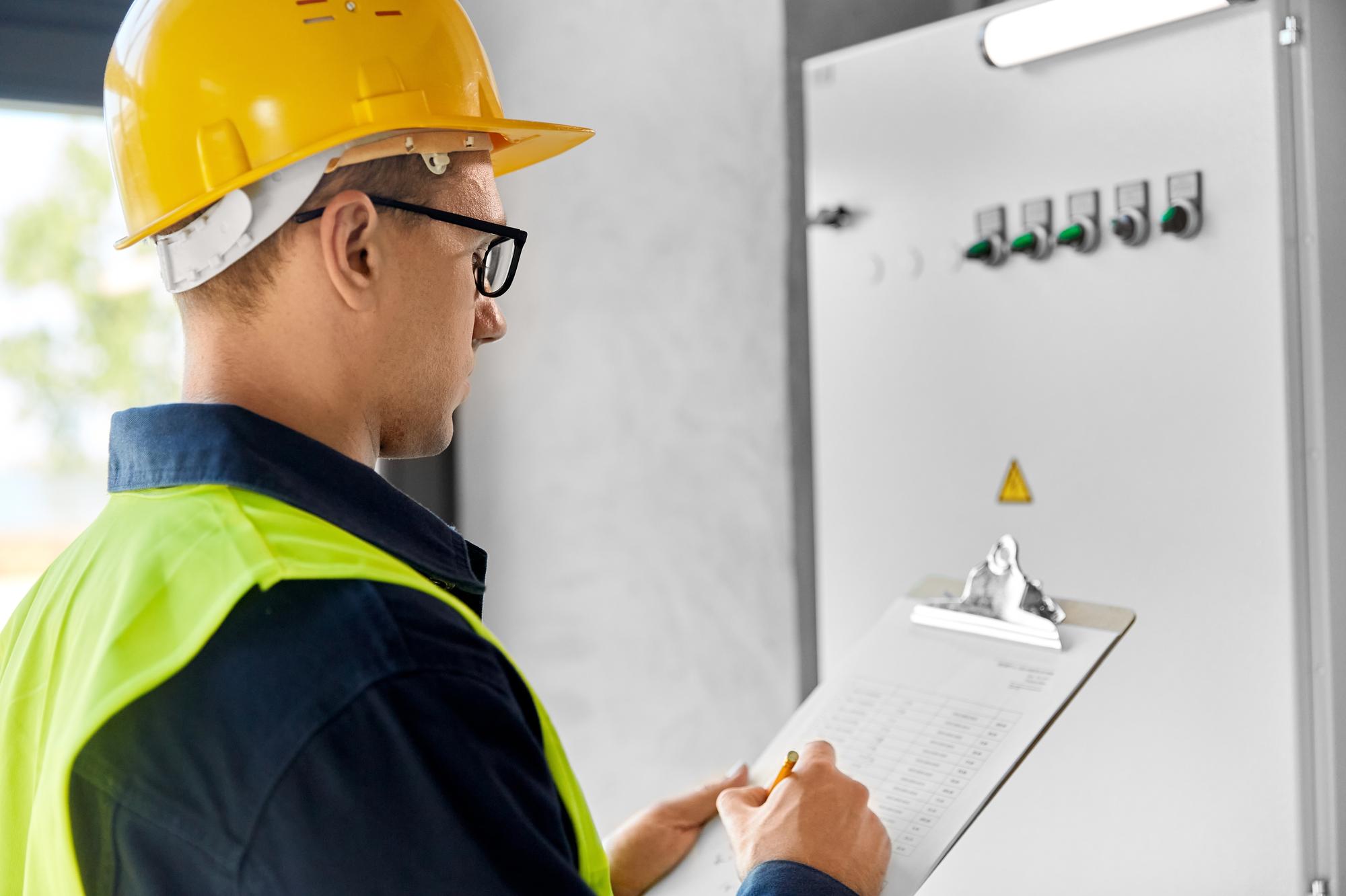 Inspección de un tablero eléctrico para certificación RETIE de un inmueble en Medellín