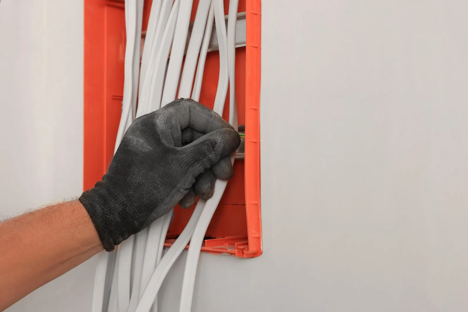Cables eléctricos de distintos calibres y colores listos para una instalación residencial en Medellín