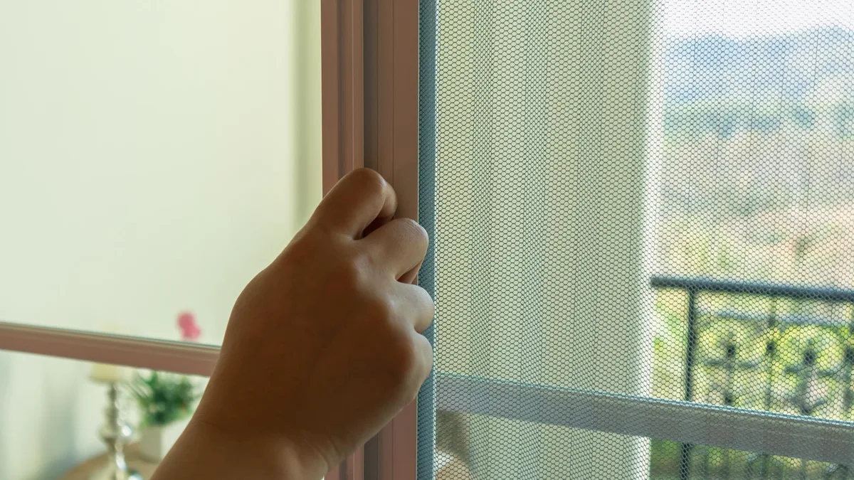 Mallas en ventanas vs balcones: cuándo conviene cada una y cómo se instalan