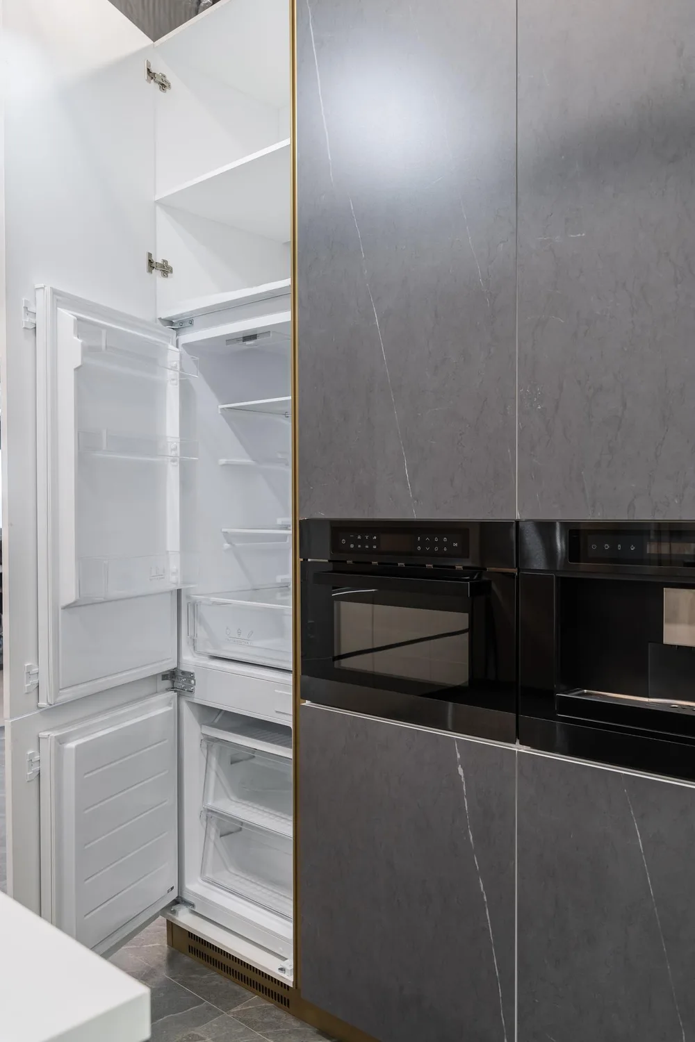 Interior moderno de nevera No Frost con sistema de aire frío forzado, mostrando estantes vacíos y evaporador trasero