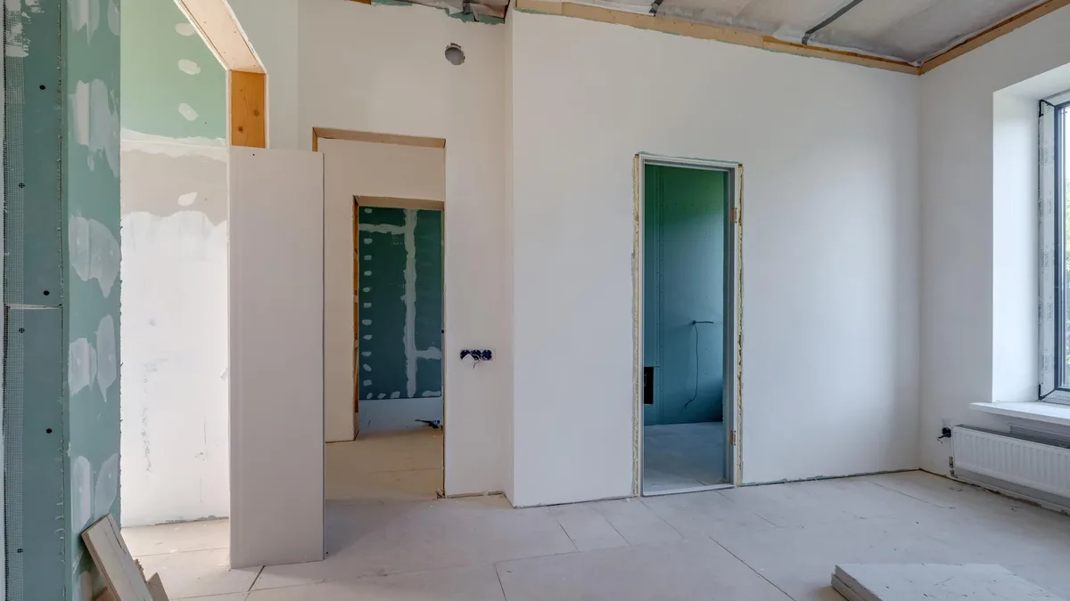 Apartamento nuevo en drywall con paredes blancas y preparación inicial