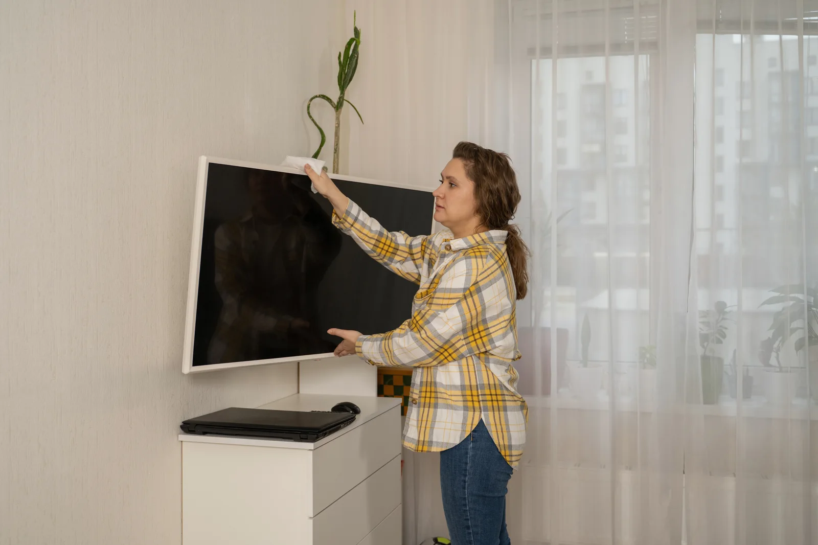 Televisor montado en la pared con distintos tipos de soporte para TV en un hogar moderno