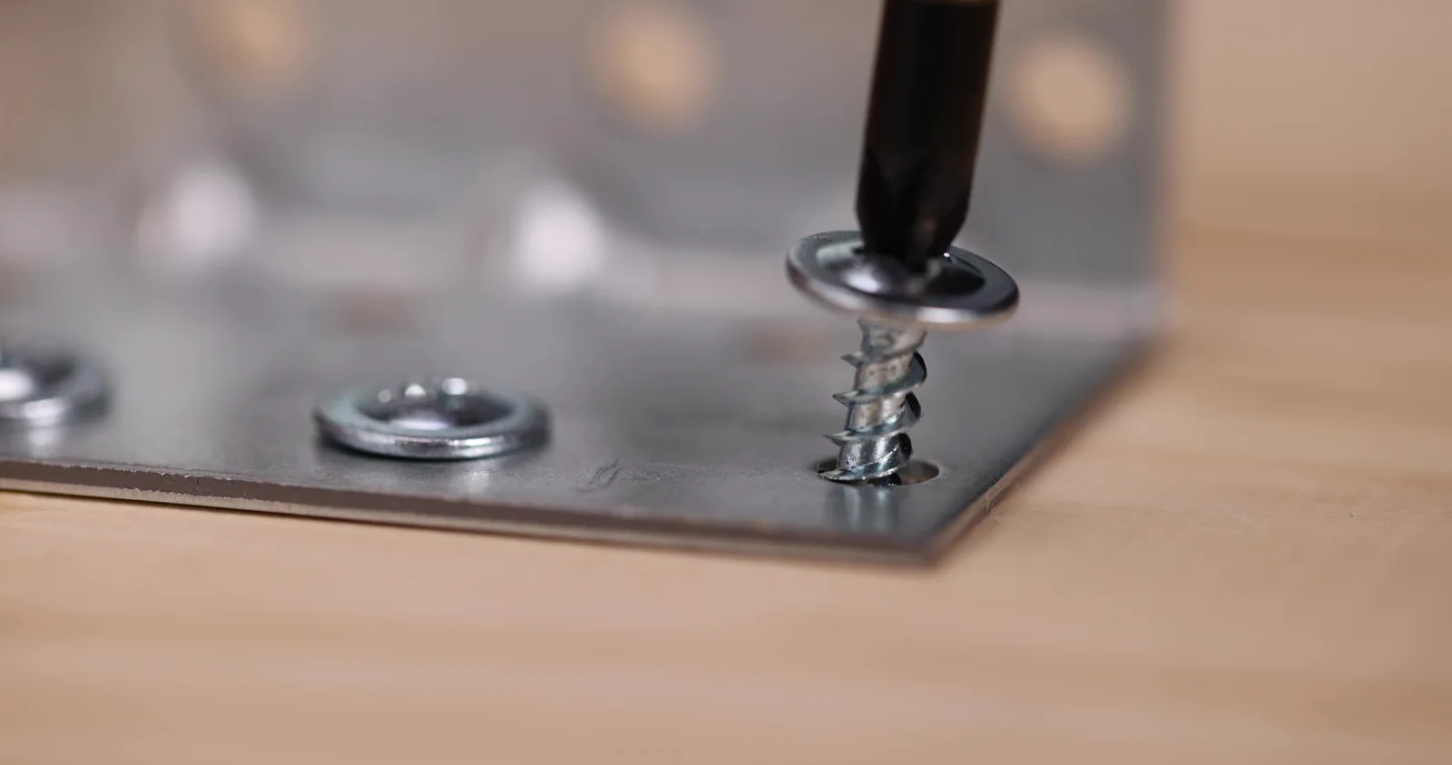 Tornillos y anclajes para instalar un soporte de TV en la pared